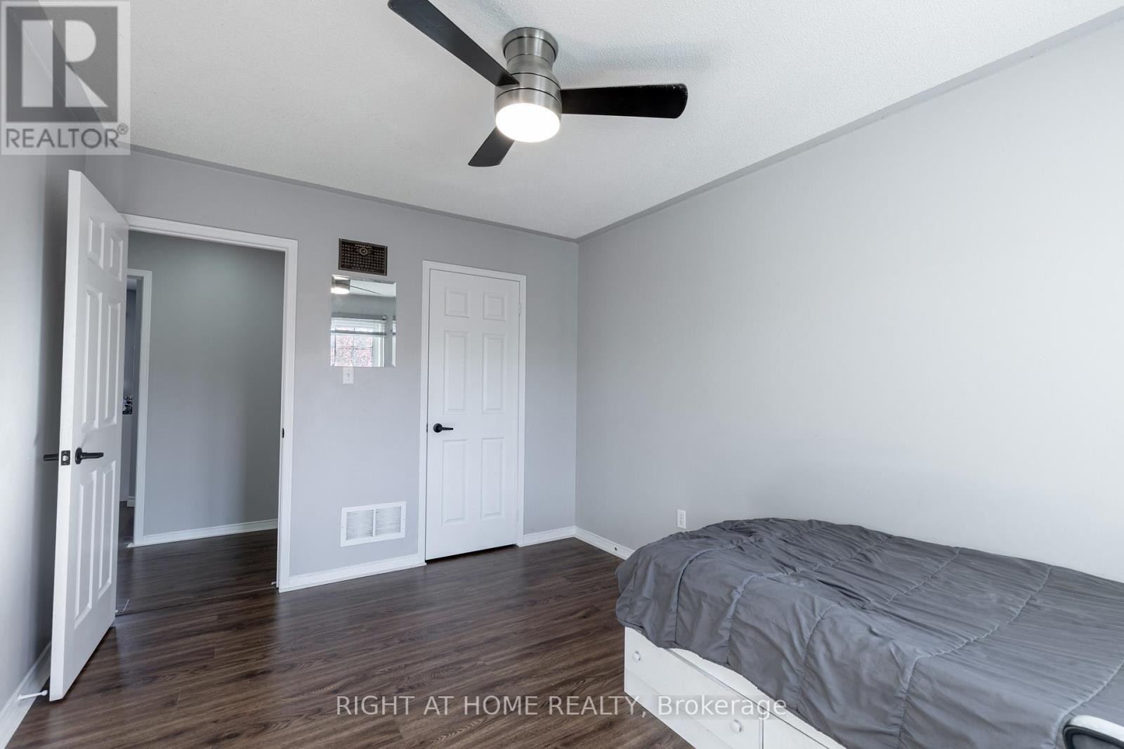 












1107 BONIN CRESCENT

,
Milton (CL Clarke),




Ontario
L9T0B2

