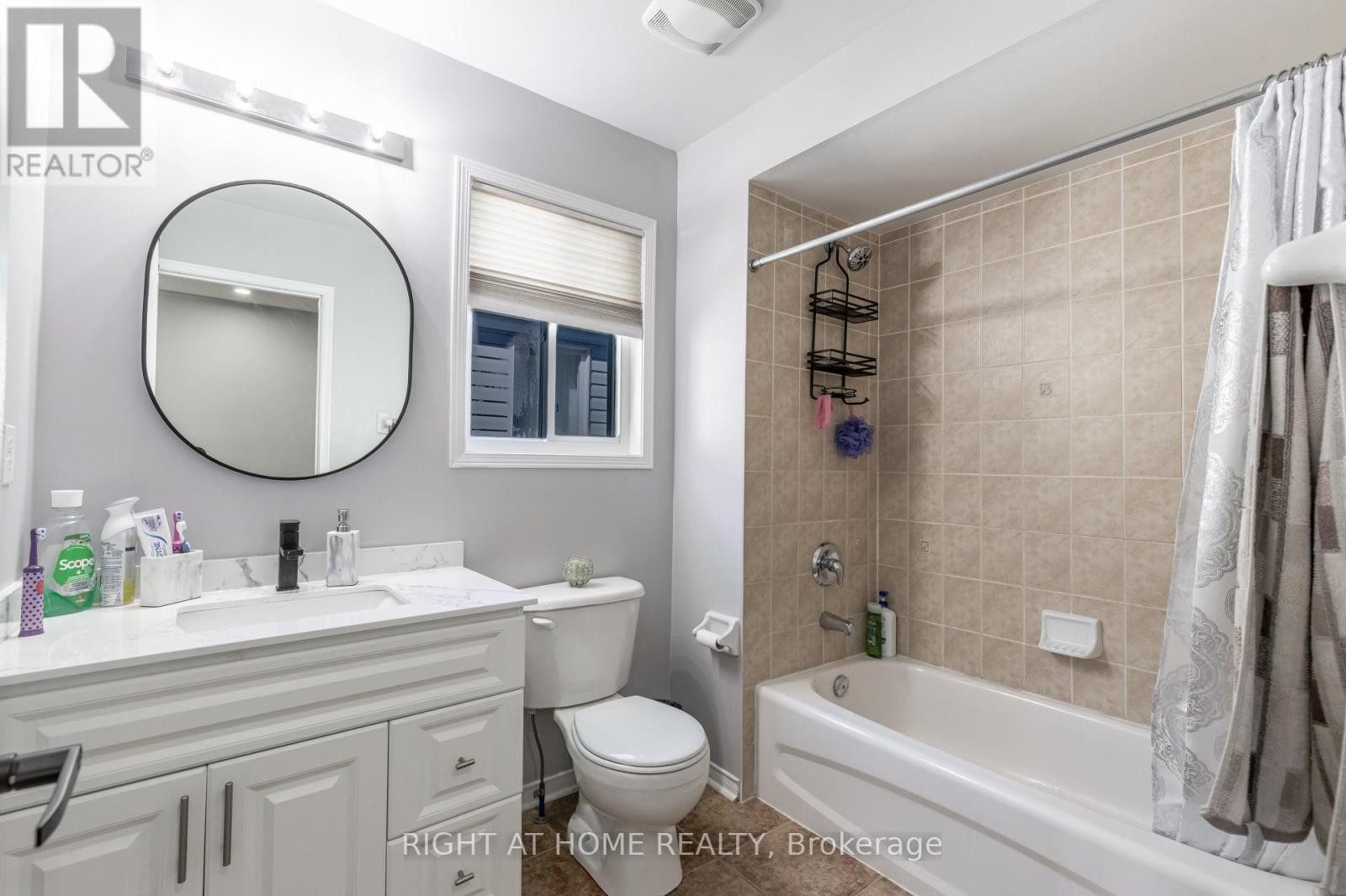 












1107 BONIN CRESCENT

,
Milton (CL Clarke),




Ontario
L9T0B2


