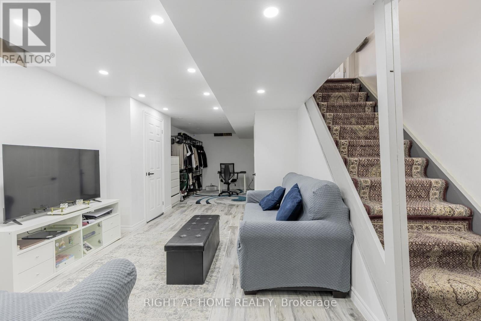 












1107 BONIN CRESCENT

,
Milton (CL Clarke),




Ontario
L9T0B2

