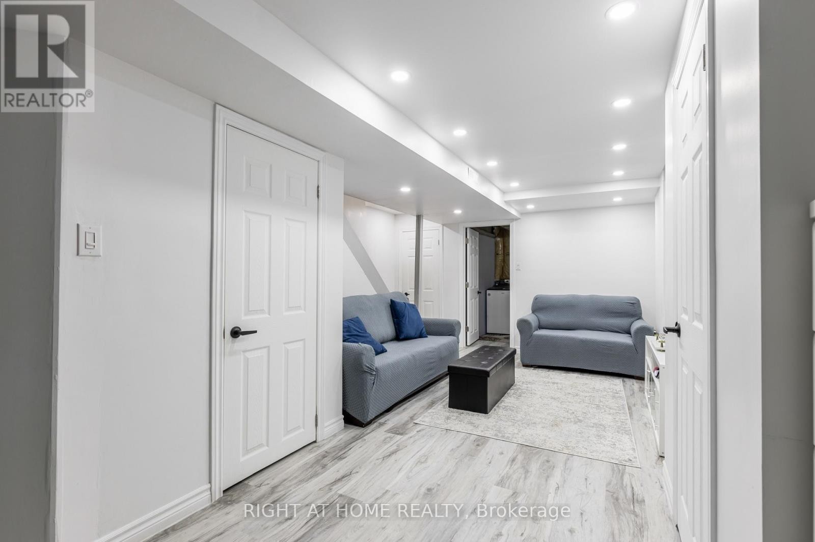 












1107 BONIN CRESCENT

,
Milton (CL Clarke),




Ontario
L9T0B2

