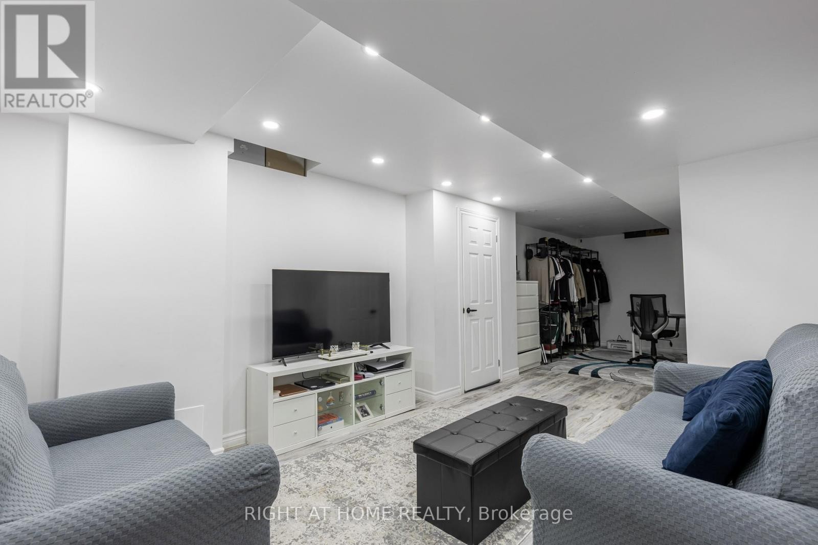 












1107 BONIN CRESCENT

,
Milton (CL Clarke),




Ontario
L9T0B2

