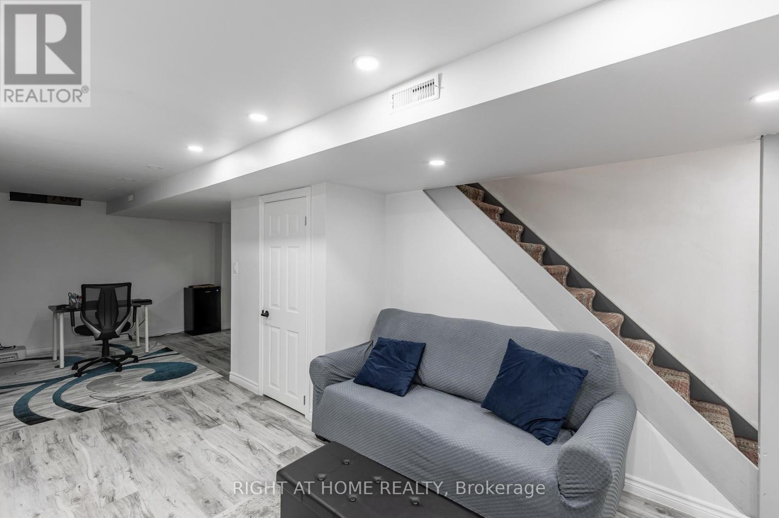 












1107 BONIN CRESCENT

,
Milton (CL Clarke),




Ontario
L9T0B2

