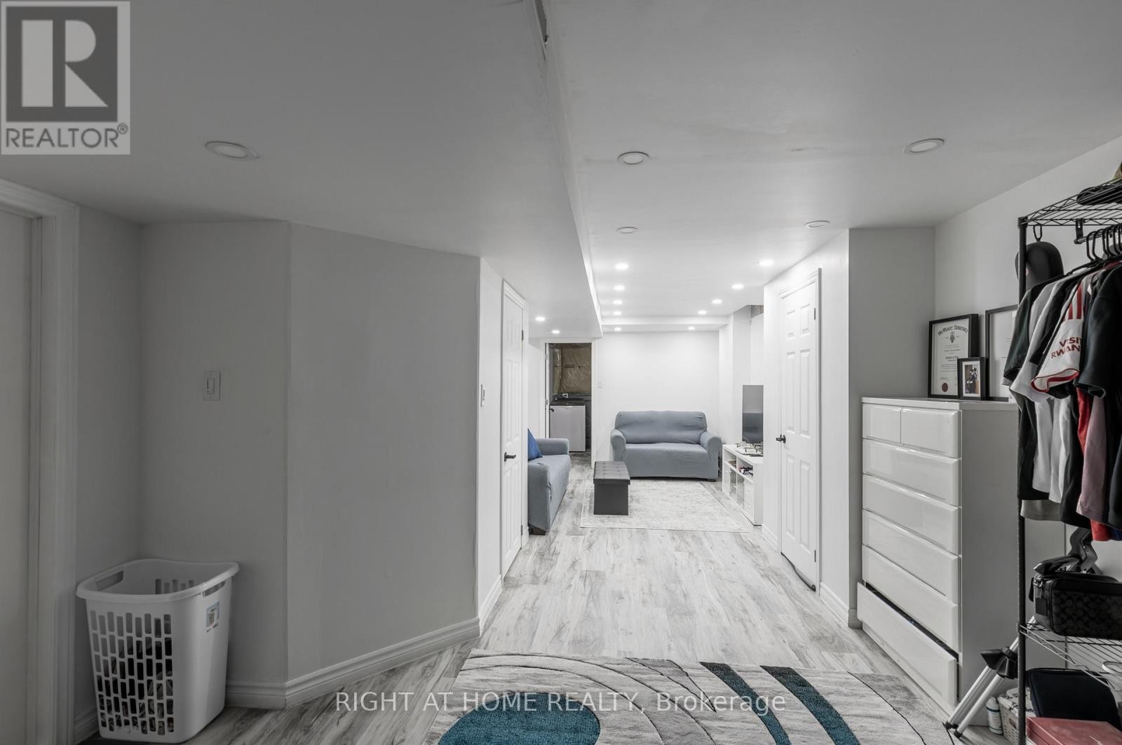 












1107 BONIN CRESCENT

,
Milton (CL Clarke),




Ontario
L9T0B2

