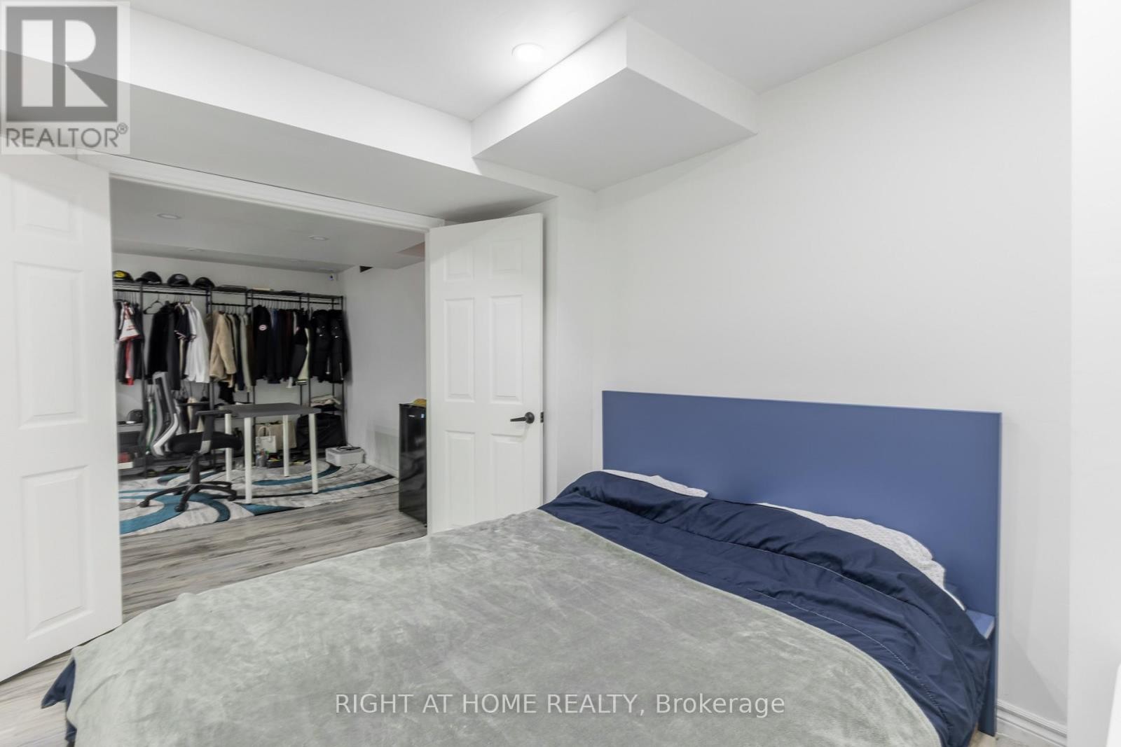 












1107 BONIN CRESCENT

,
Milton (CL Clarke),




Ontario
L9T0B2

