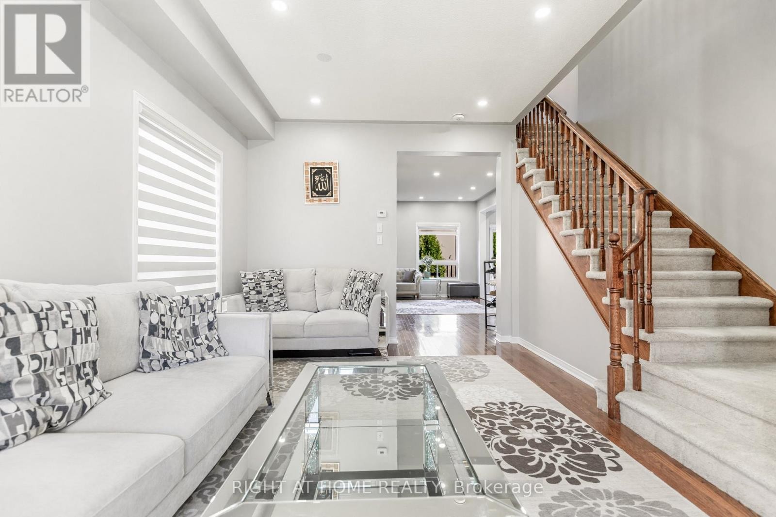 












1107 BONIN CRESCENT

,
Milton (CL Clarke),




Ontario
L9T0B2

