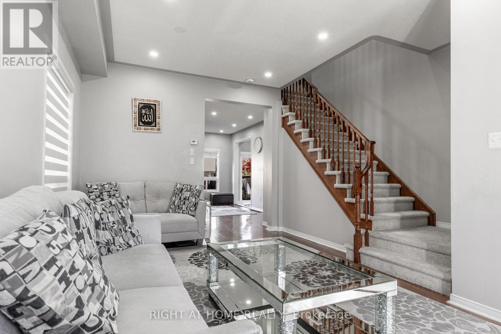 












1107 BONIN CRESCENT

,
Milton (CL Clarke),




Ontario
L9T0B2

