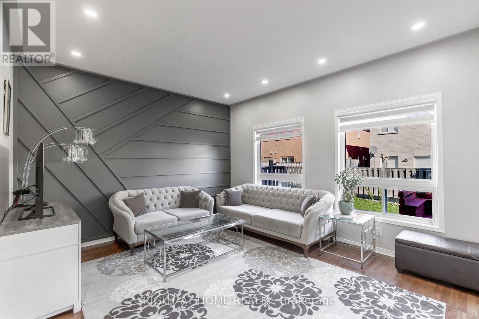 












1107 BONIN CRESCENT

,
Milton (CL Clarke),




Ontario
L9T0B2

