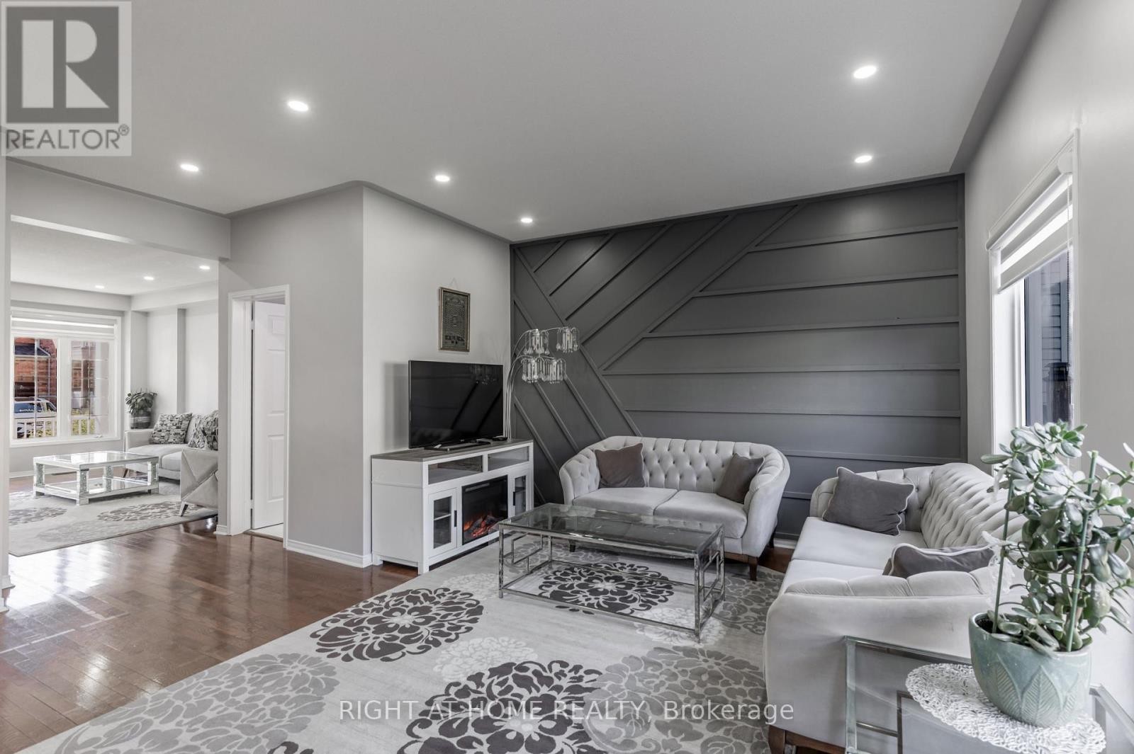 












1107 BONIN CRESCENT

,
Milton (CL Clarke),




Ontario
L9T0B2

