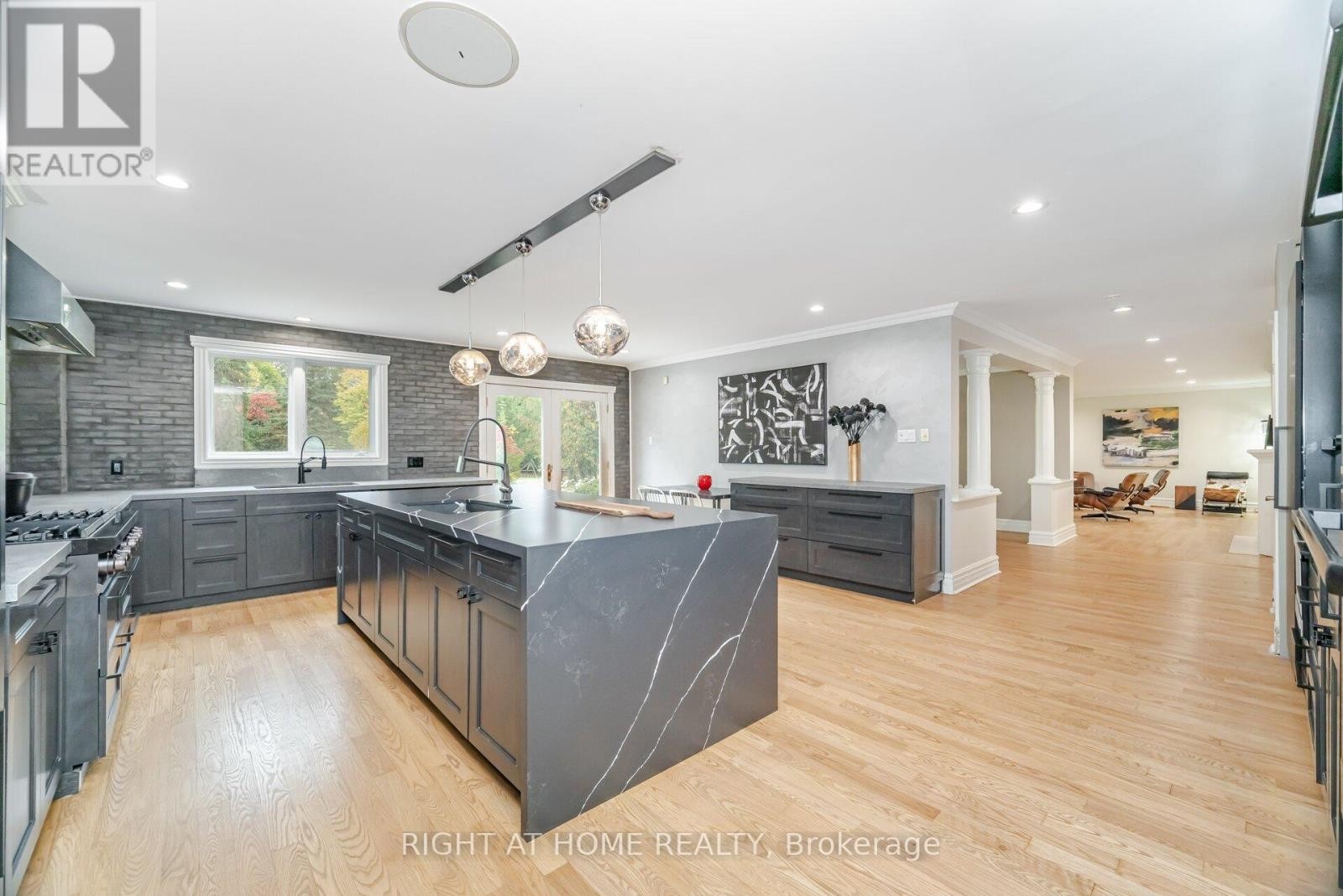 












2154 ONEIDA CRESCENT

,
Mississauga (Erindale),




Ontario
L5C1V6

