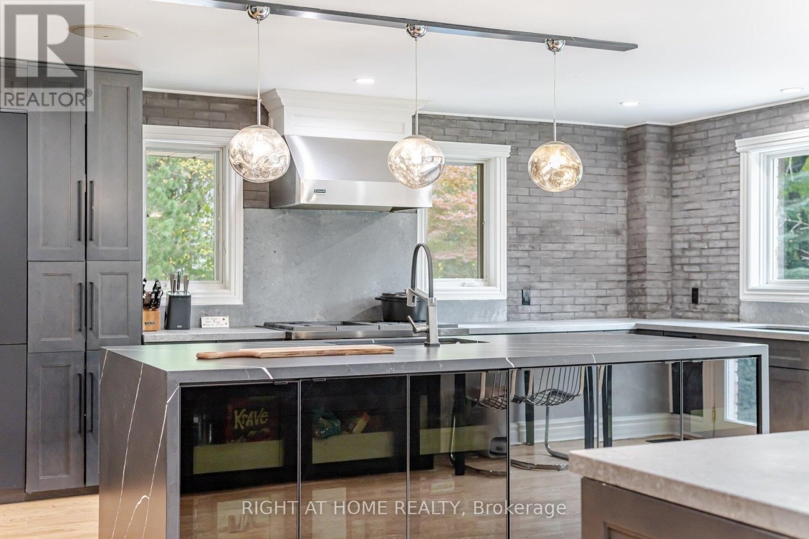 












2154 ONEIDA CRESCENT

,
Mississauga (Erindale),




Ontario
L5C1V6

