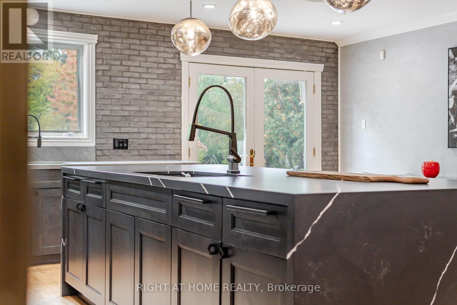 












2154 ONEIDA CRESCENT

,
Mississauga (Erindale),




Ontario
L5C1V6

