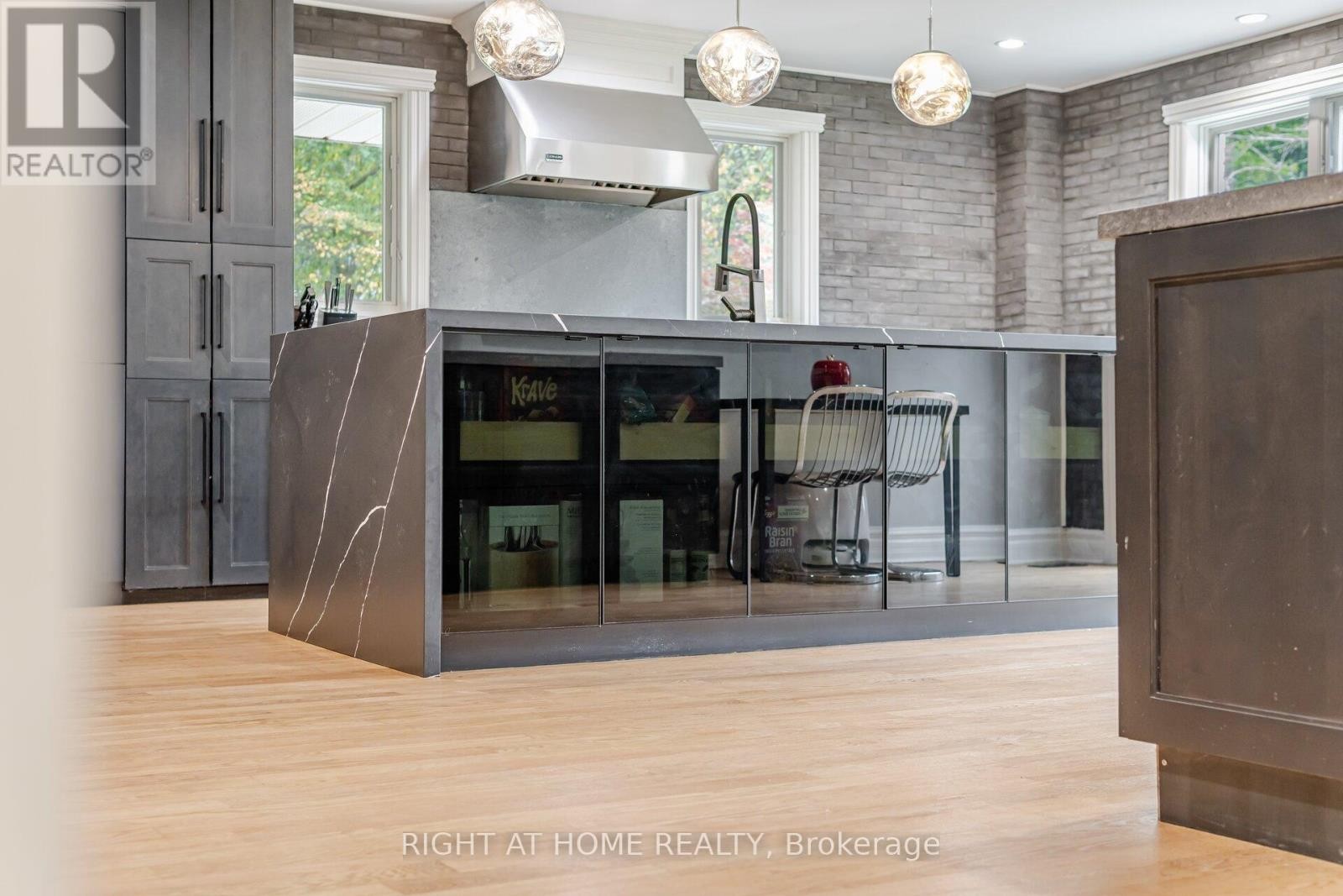 












2154 ONEIDA CRESCENT

,
Mississauga (Erindale),




Ontario
L5C1V6

