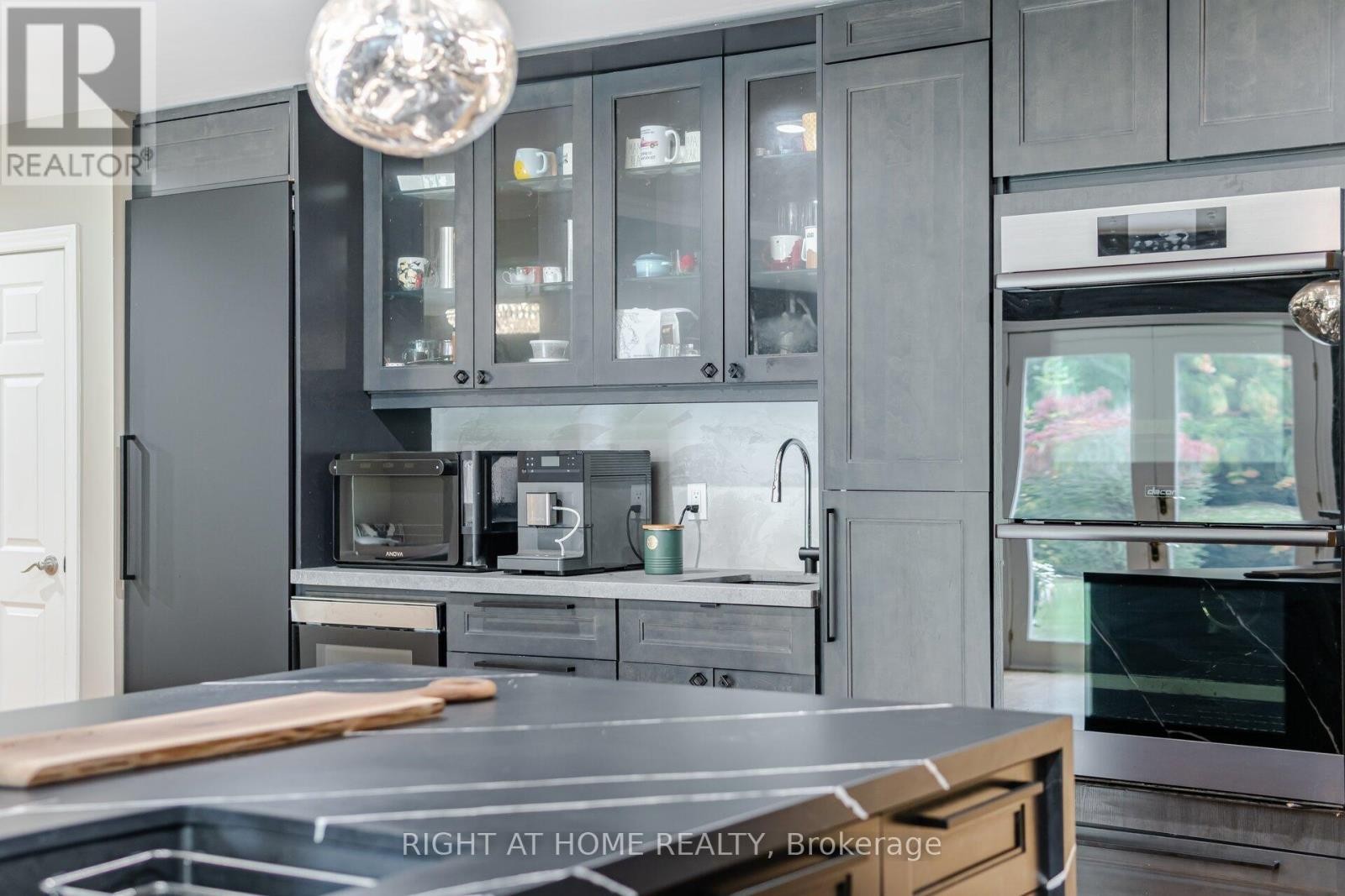 












2154 ONEIDA CRESCENT

,
Mississauga (Erindale),




Ontario
L5C1V6

