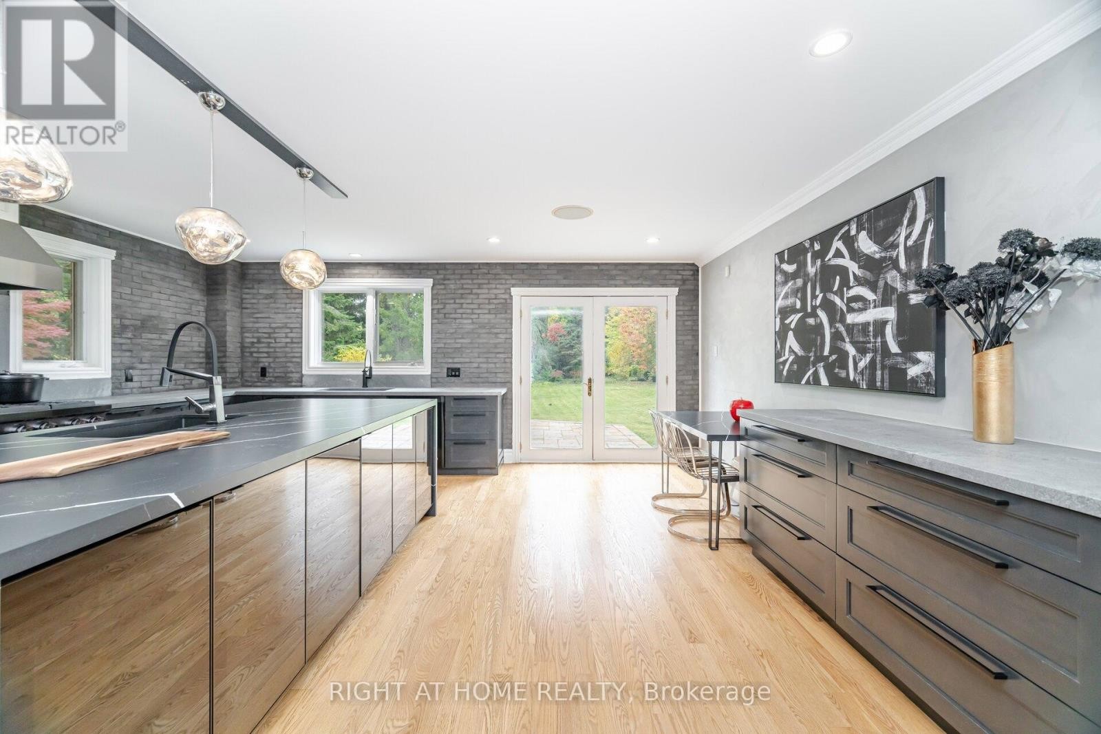 












2154 ONEIDA CRESCENT

,
Mississauga (Erindale),




Ontario
L5C1V6

