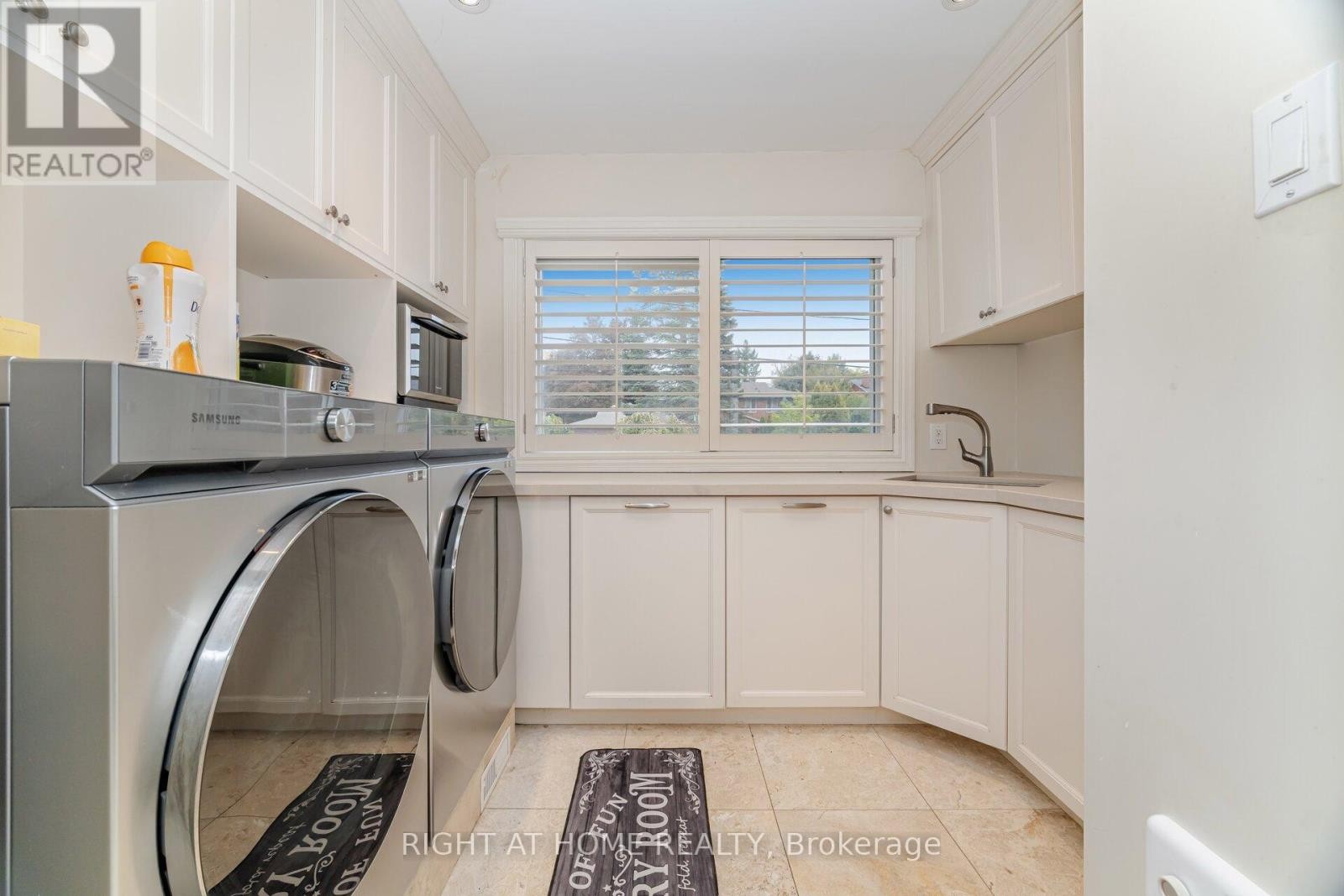 












2154 ONEIDA CRESCENT

,
Mississauga (Erindale),




Ontario
L5C1V6

