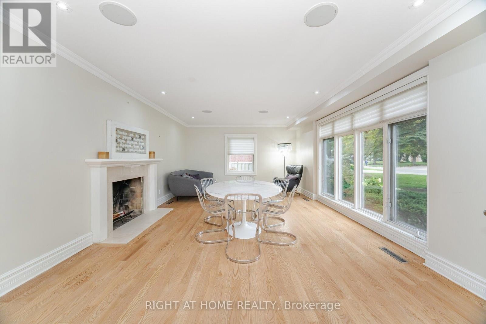 












2154 ONEIDA CRESCENT

,
Mississauga (Erindale),




Ontario
L5C1V6

