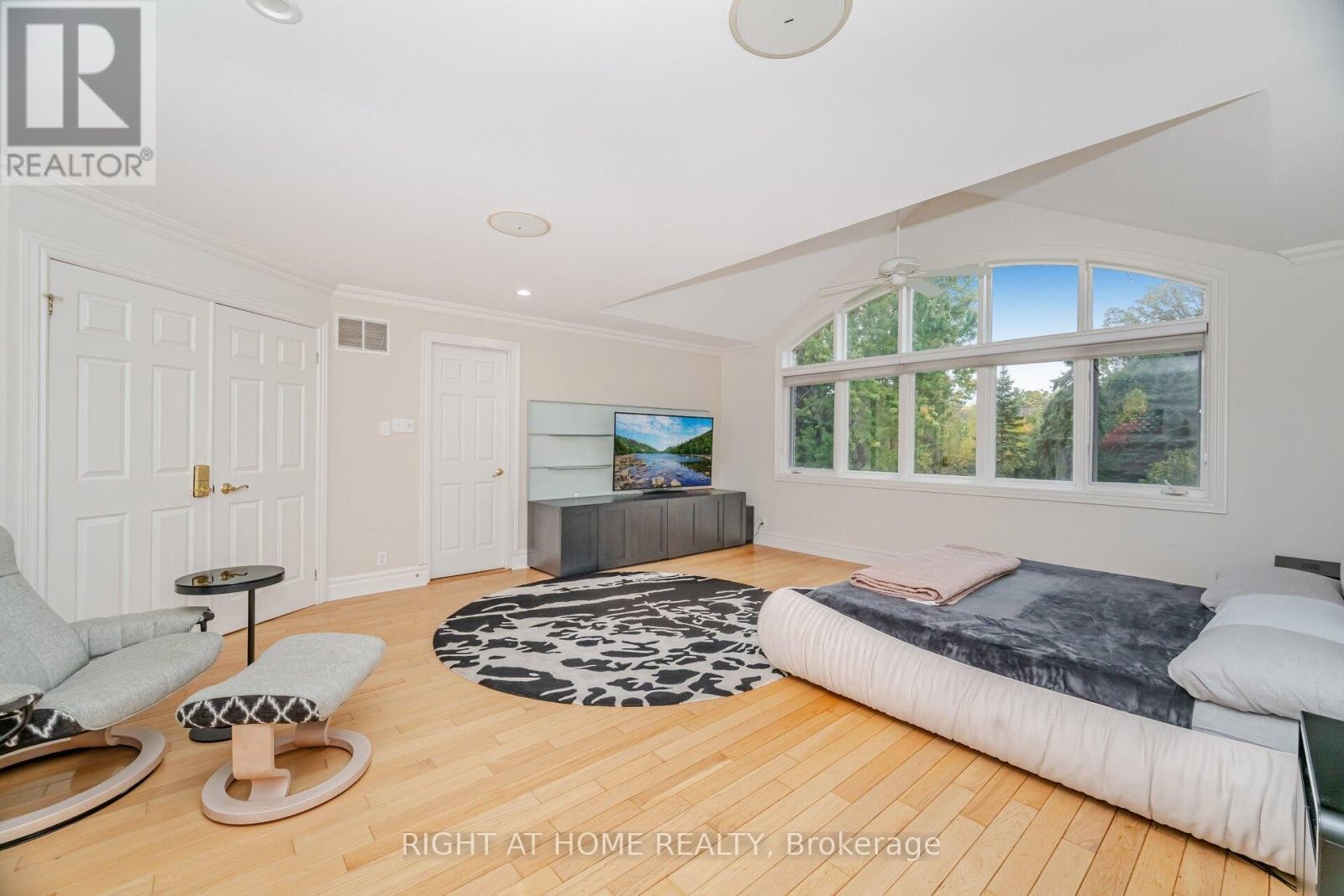 












2154 ONEIDA CRESCENT

,
Mississauga (Erindale),




Ontario
L5C1V6

