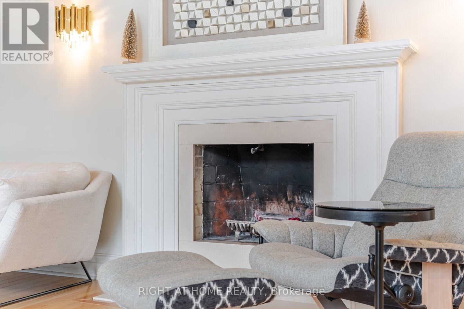 












2154 ONEIDA CRESCENT

,
Mississauga (Erindale),




Ontario
L5C1V6

