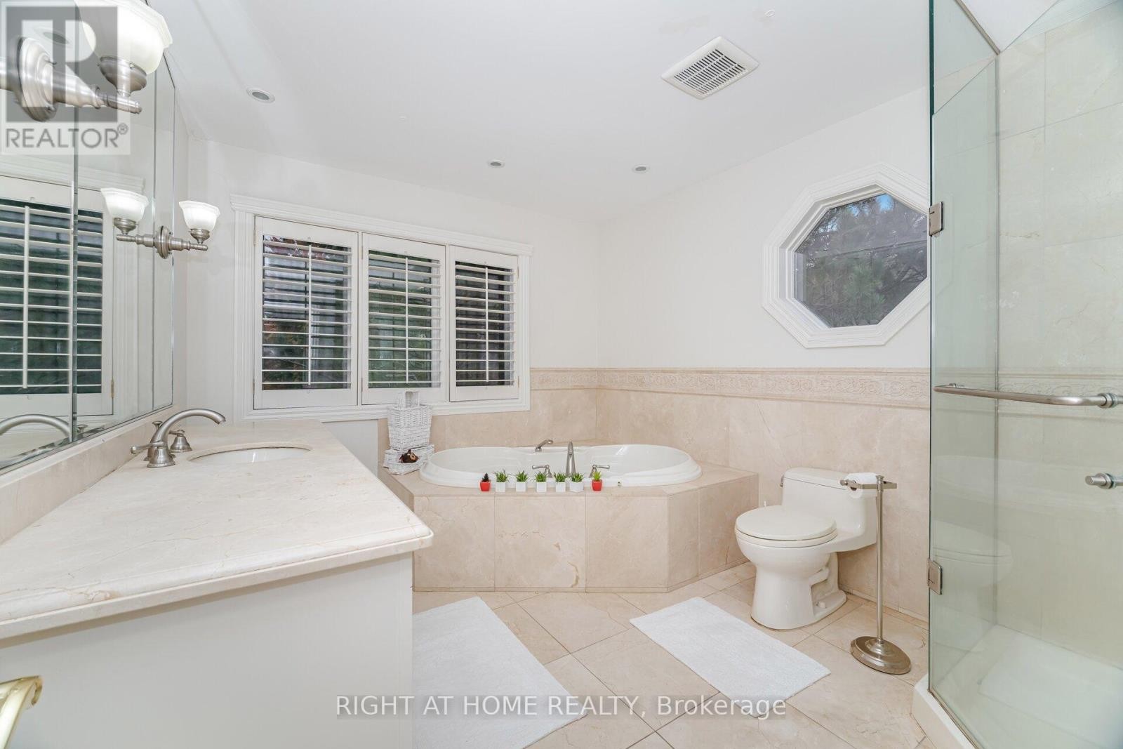 












2154 ONEIDA CRESCENT

,
Mississauga (Erindale),




Ontario
L5C1V6

