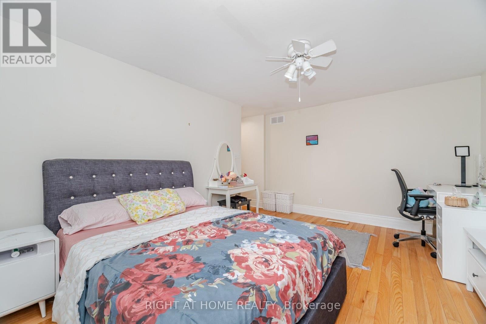 












2154 ONEIDA CRESCENT

,
Mississauga (Erindale),




Ontario
L5C1V6

