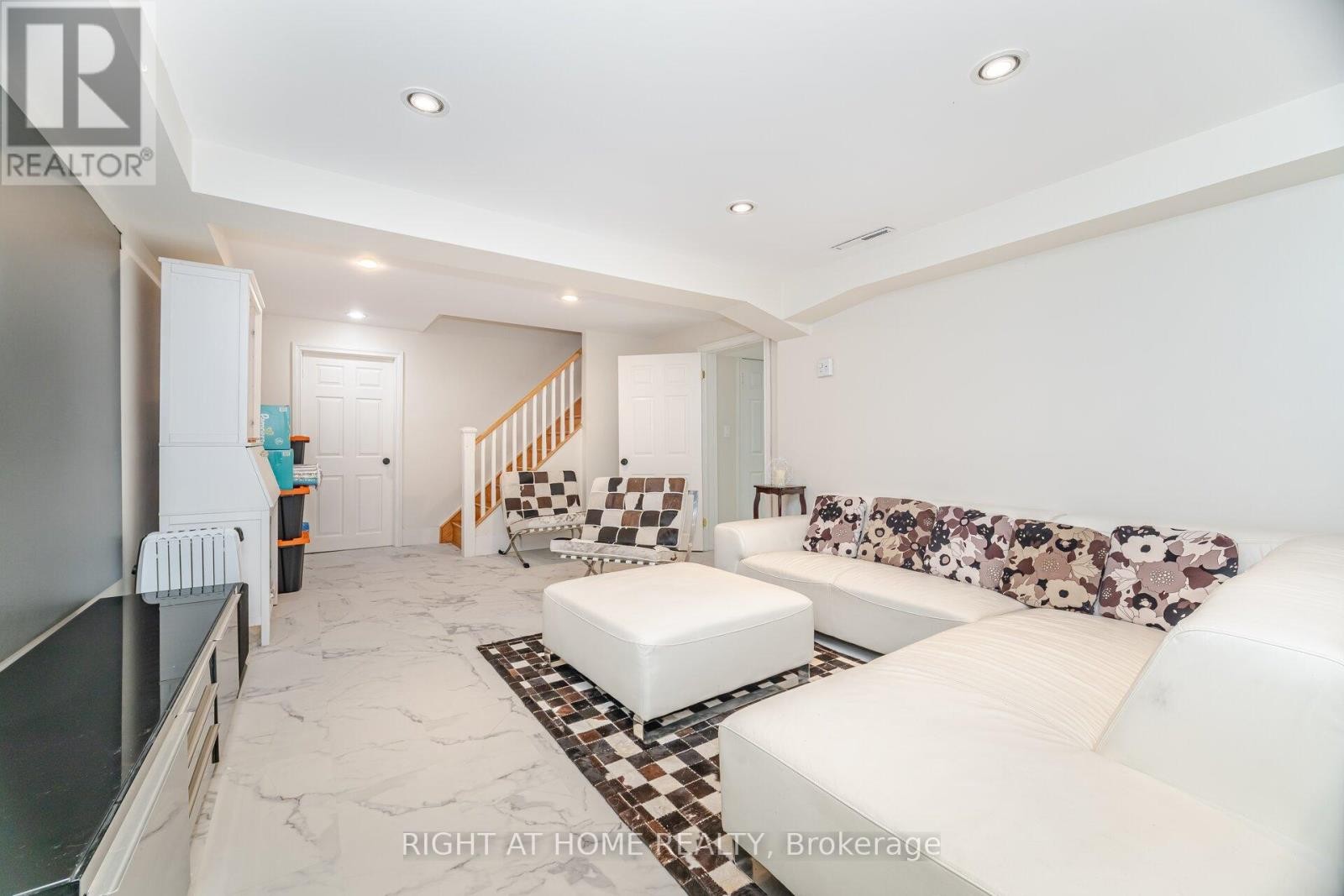 












2154 ONEIDA CRESCENT

,
Mississauga (Erindale),




Ontario
L5C1V6

