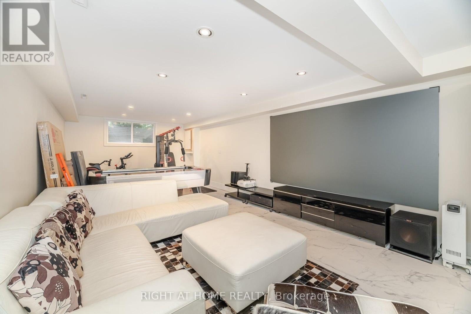 












2154 ONEIDA CRESCENT

,
Mississauga (Erindale),




Ontario
L5C1V6

