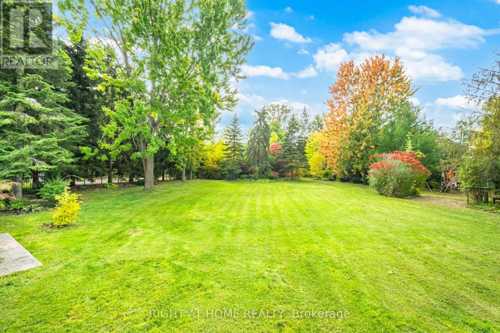 












2154 ONEIDA CRESCENT

,
Mississauga (Erindale),




Ontario
L5C1V6

