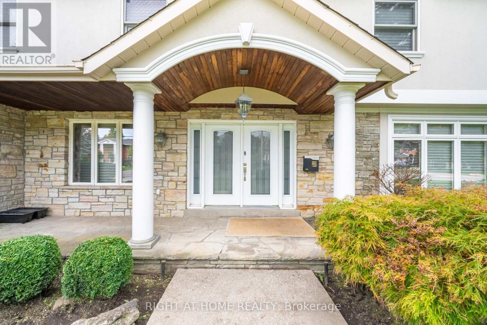 












2154 ONEIDA CRESCENT

,
Mississauga (Erindale),




Ontario
L5C1V6

