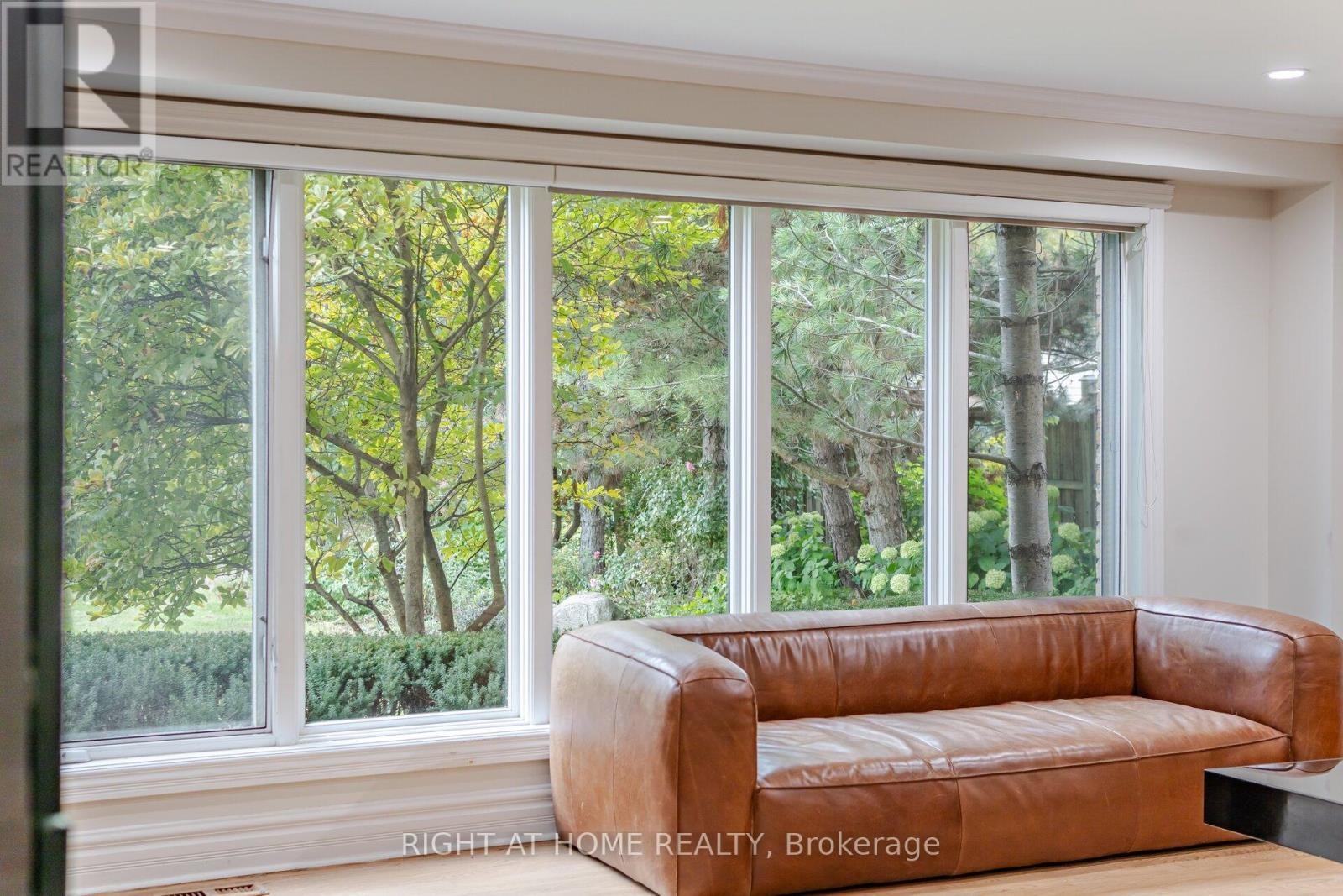 












2154 ONEIDA CRESCENT

,
Mississauga (Erindale),




Ontario
L5C1V6

