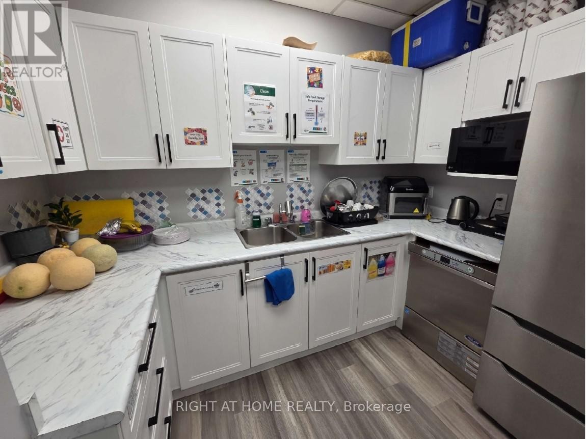 












108/111 - 700 DORVAL DRIVE

,
Oakville (QE Queen Elizabeth),




Ontario
L6K3V3

