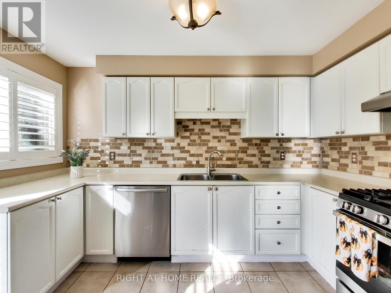 












2527 NETTLECREEK CRESCENT

,
Oakville (WT West Oak Trails),




Ontario
L6M4C1

