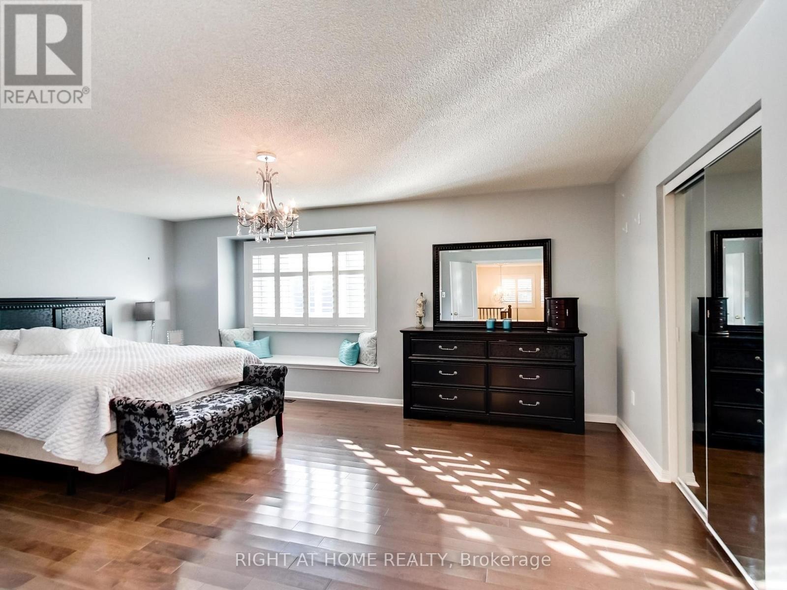 












2527 NETTLECREEK CRESCENT

,
Oakville (WT West Oak Trails),




Ontario
L6M4C1

