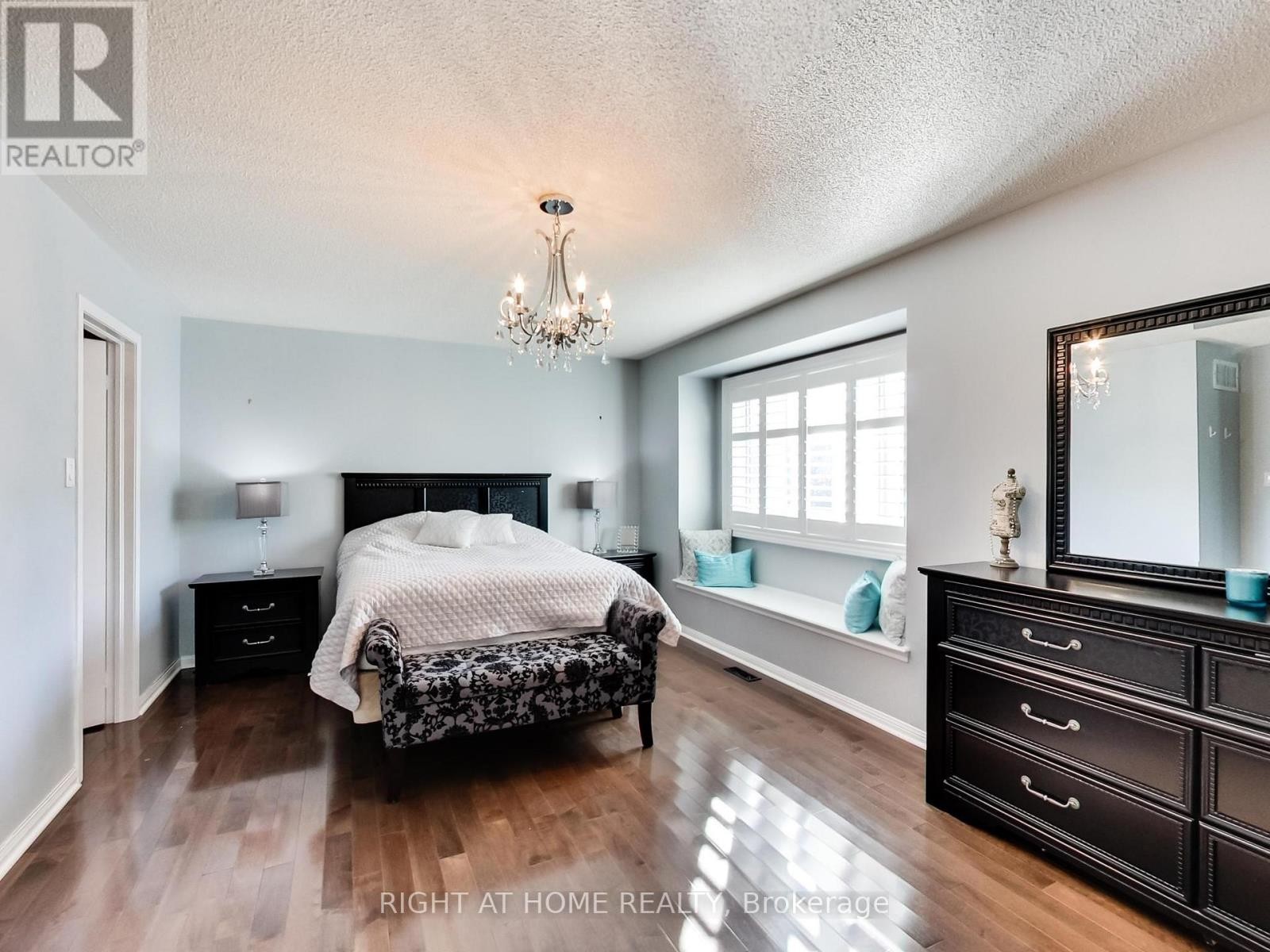












2527 NETTLECREEK CRESCENT

,
Oakville (WT West Oak Trails),




Ontario
L6M4C1

