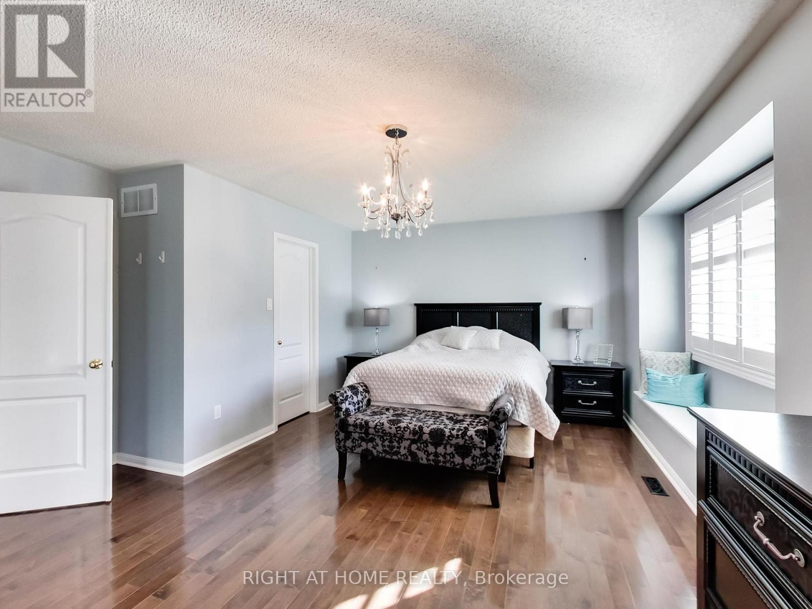 












2527 NETTLECREEK CRESCENT

,
Oakville (WT West Oak Trails),




Ontario
L6M4C1

