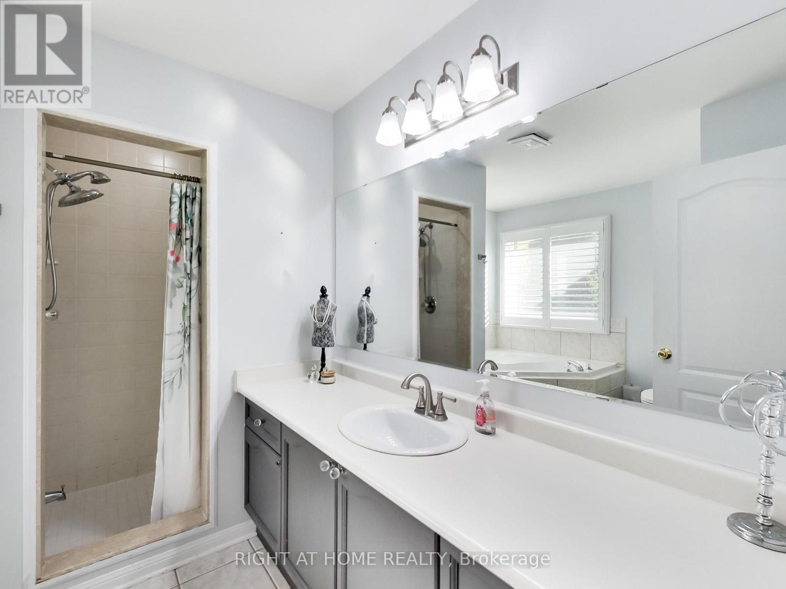 












2527 NETTLECREEK CRESCENT

,
Oakville (WT West Oak Trails),




Ontario
L6M4C1


