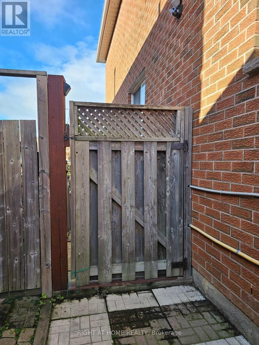 












1137 EWING CRESCENT

,
Mississauga (East Credit),




Ontario
L5V1C1

