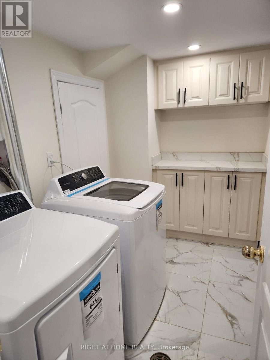 












LOWER - 62 PINEWAY PLACE

,
Brampton (Northgate),




Ontario
L6S5S4


