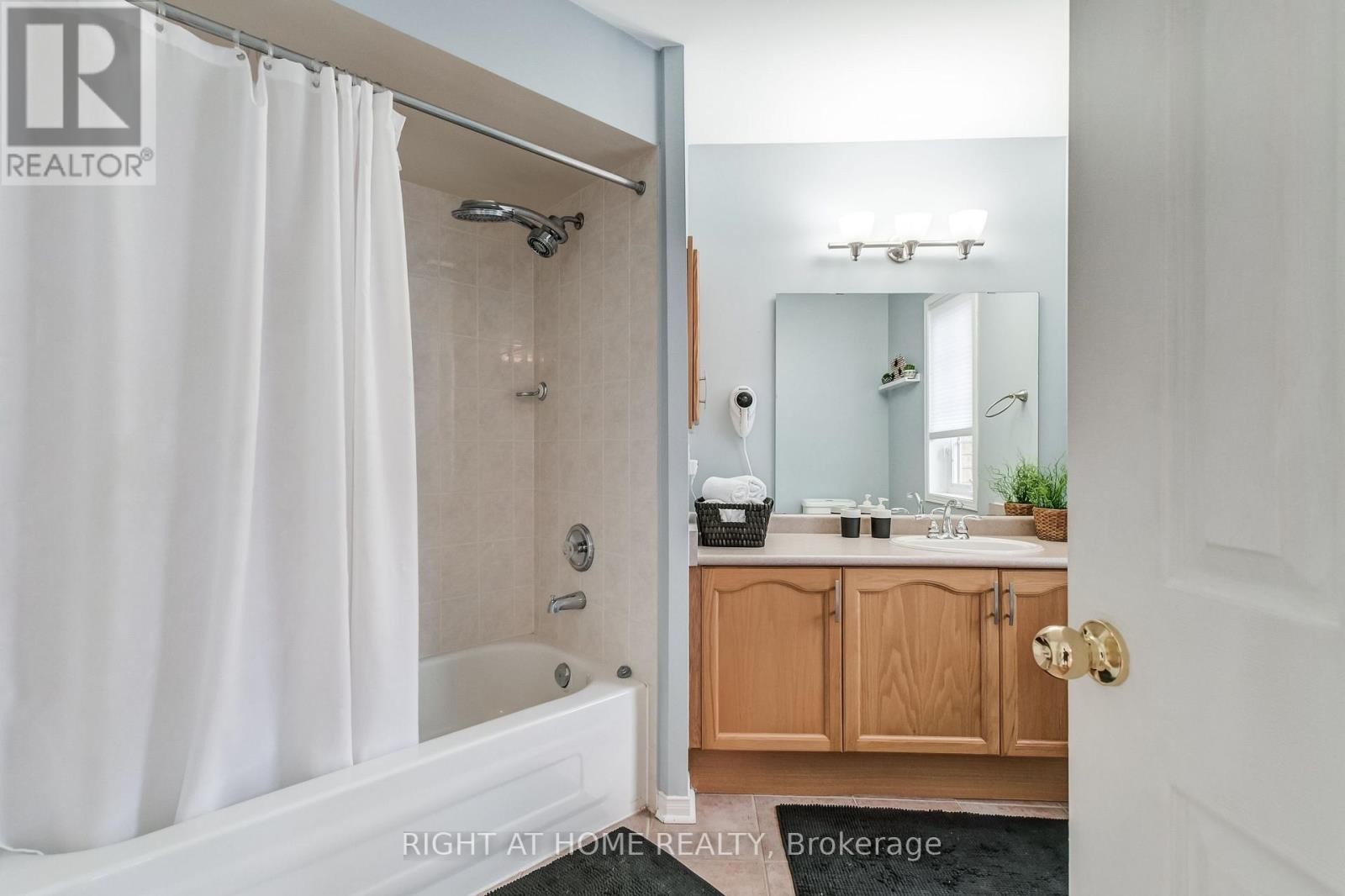 












51 CRESTRIDGE DRIVE

,
Caledon (Bolton North),




Ontario
L7E2T9

