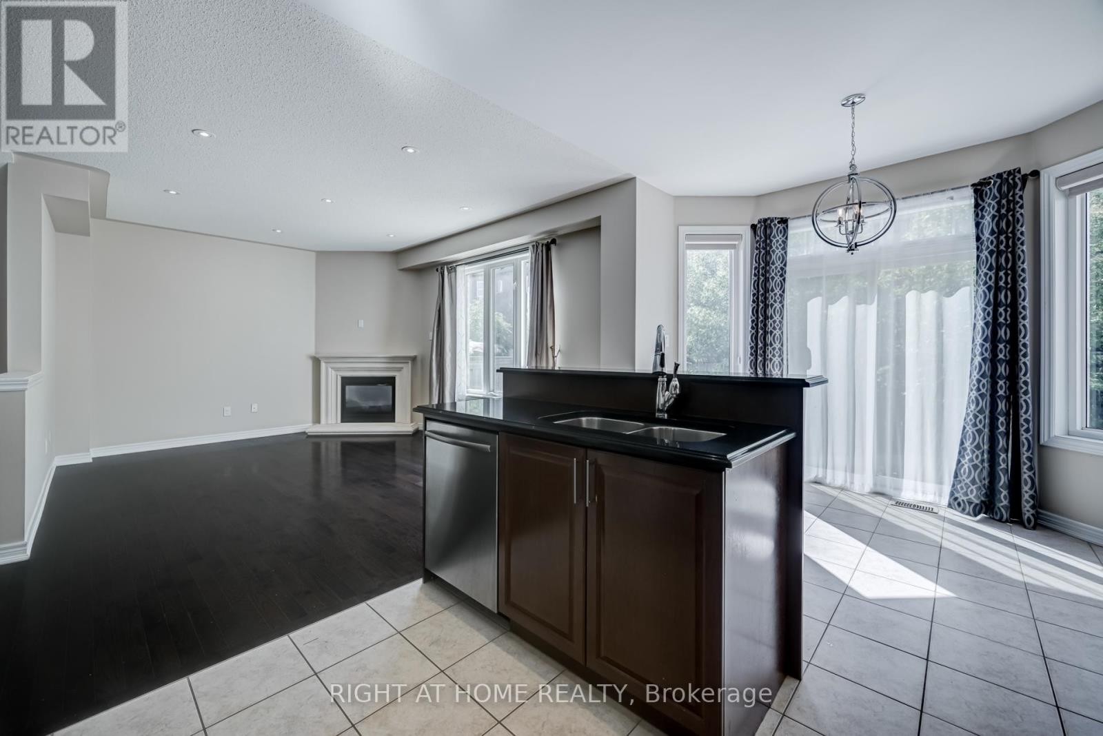 












3407 WHILABOUT TERRACE

,
Oakville (BR Bronte),




Ontario
L6L0A7

