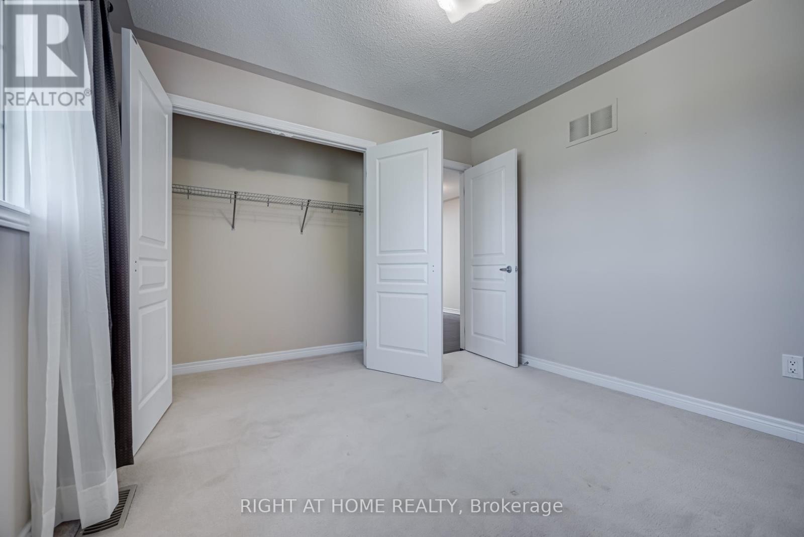 












3407 WHILABOUT TERRACE

,
Oakville (BR Bronte),




Ontario
L6L0A7

