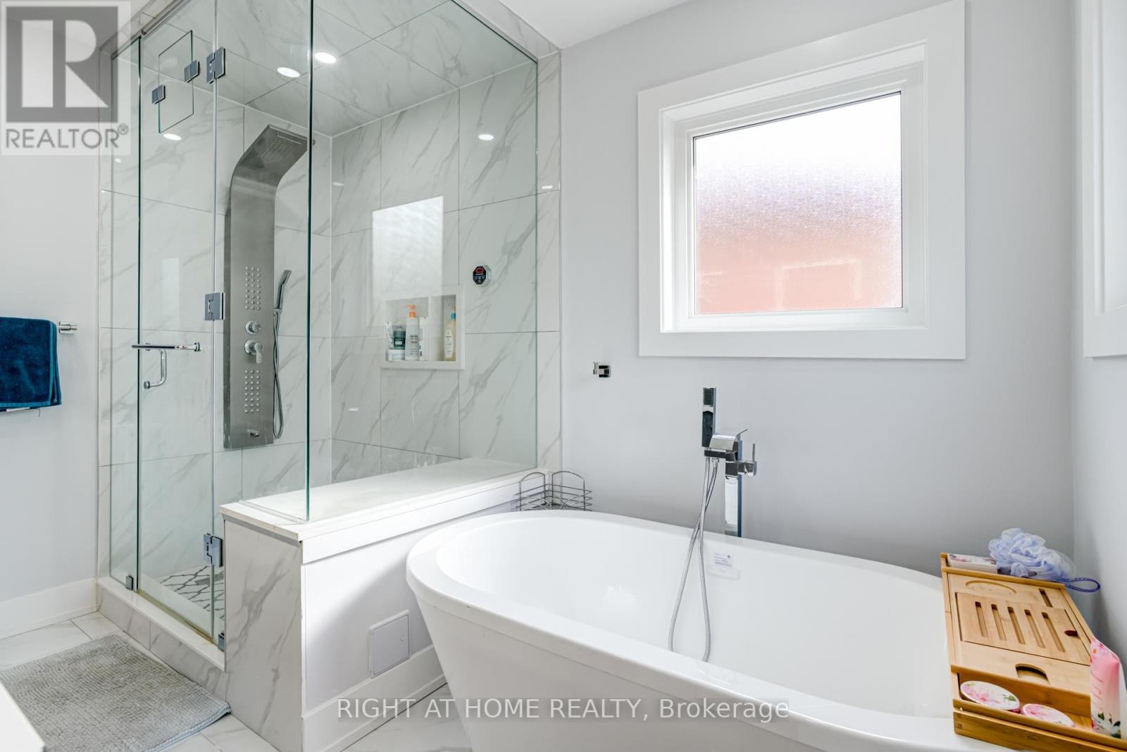 












3 FORESTGROVE CIRCLE

,
Brampton (Heart Lake East),




Ontario
L6Z4T2

