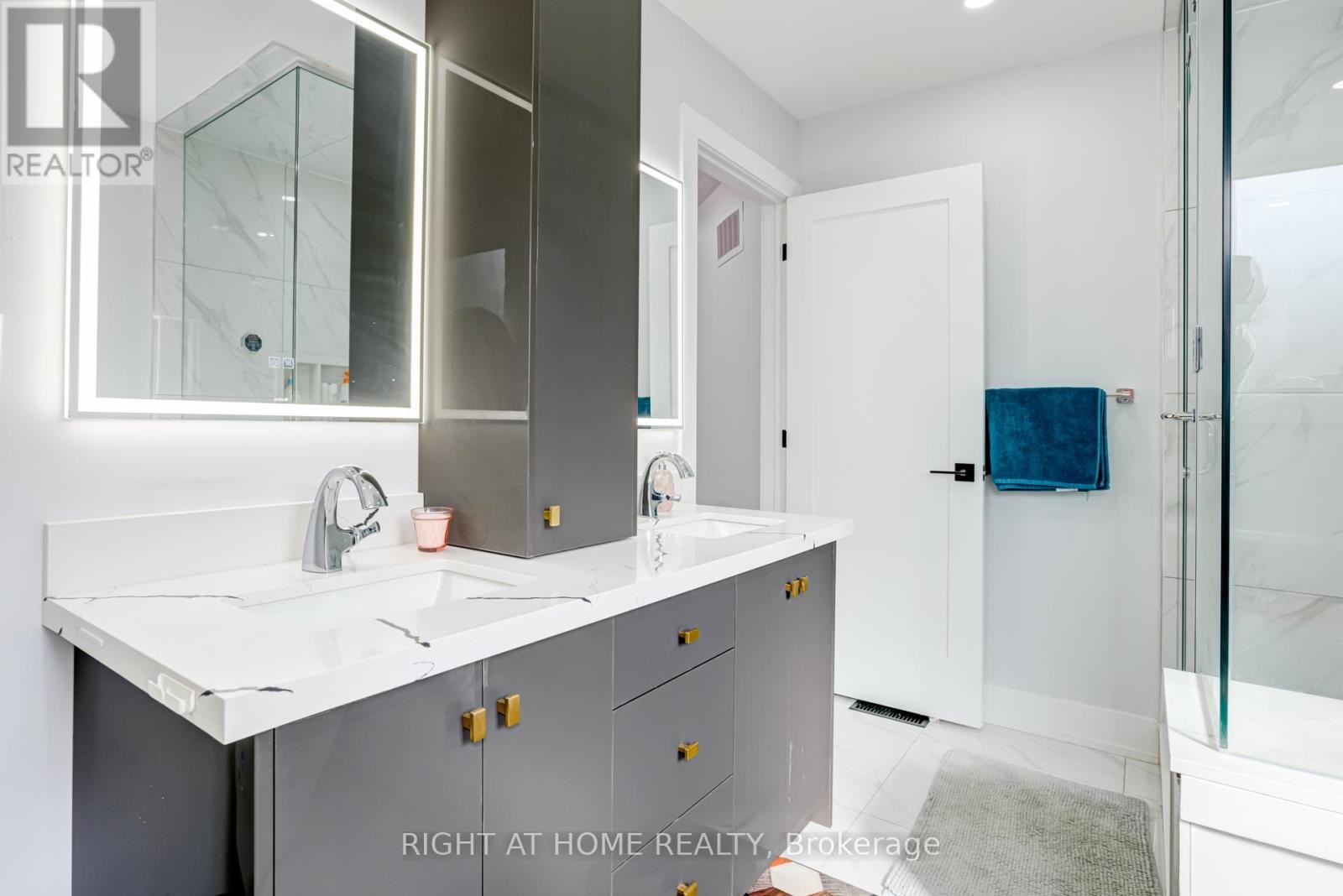 












3 FORESTGROVE CIRCLE

,
Brampton (Heart Lake East),




Ontario
L6Z4T2

