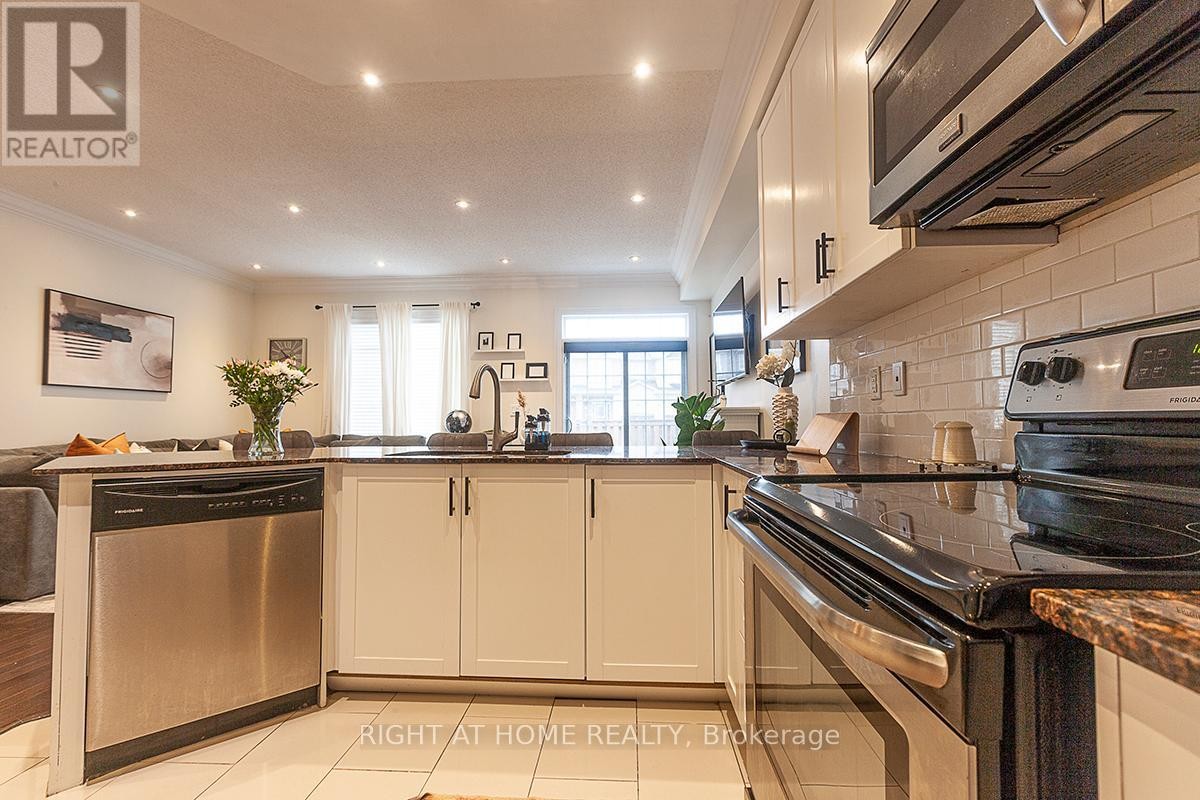 












59 - 745 FARMSTEAD DRIVE

,
Milton (WI Willmott),




Ontario
L9T8B1

