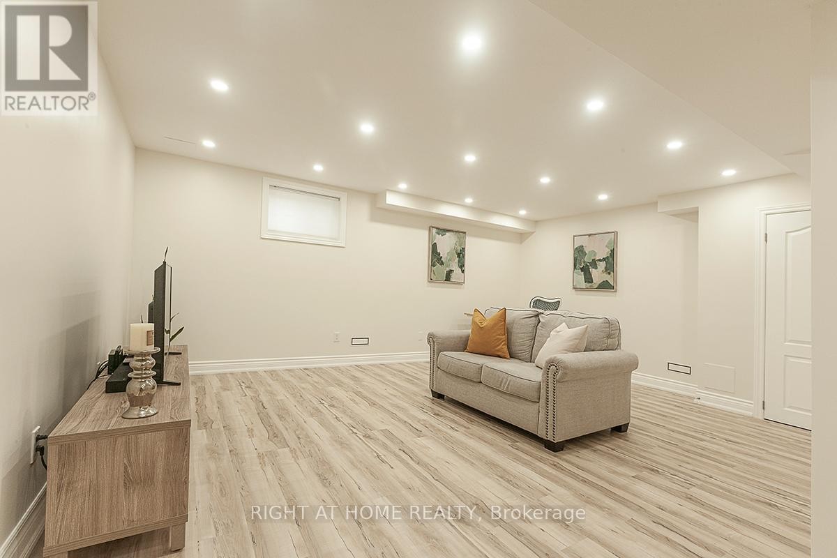 












59 - 745 FARMSTEAD DRIVE

,
Milton (WI Willmott),




Ontario
L9T8B1

