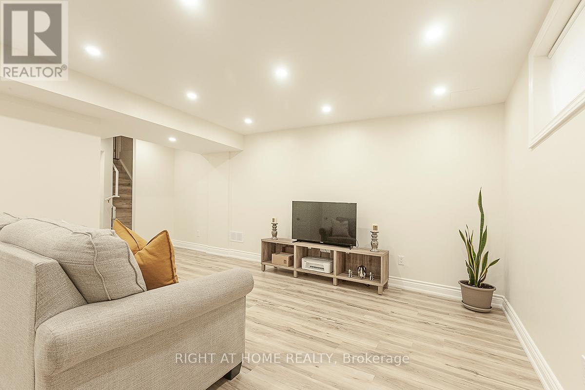 












59 - 745 FARMSTEAD DRIVE

,
Milton (WI Willmott),




Ontario
L9T8B1

