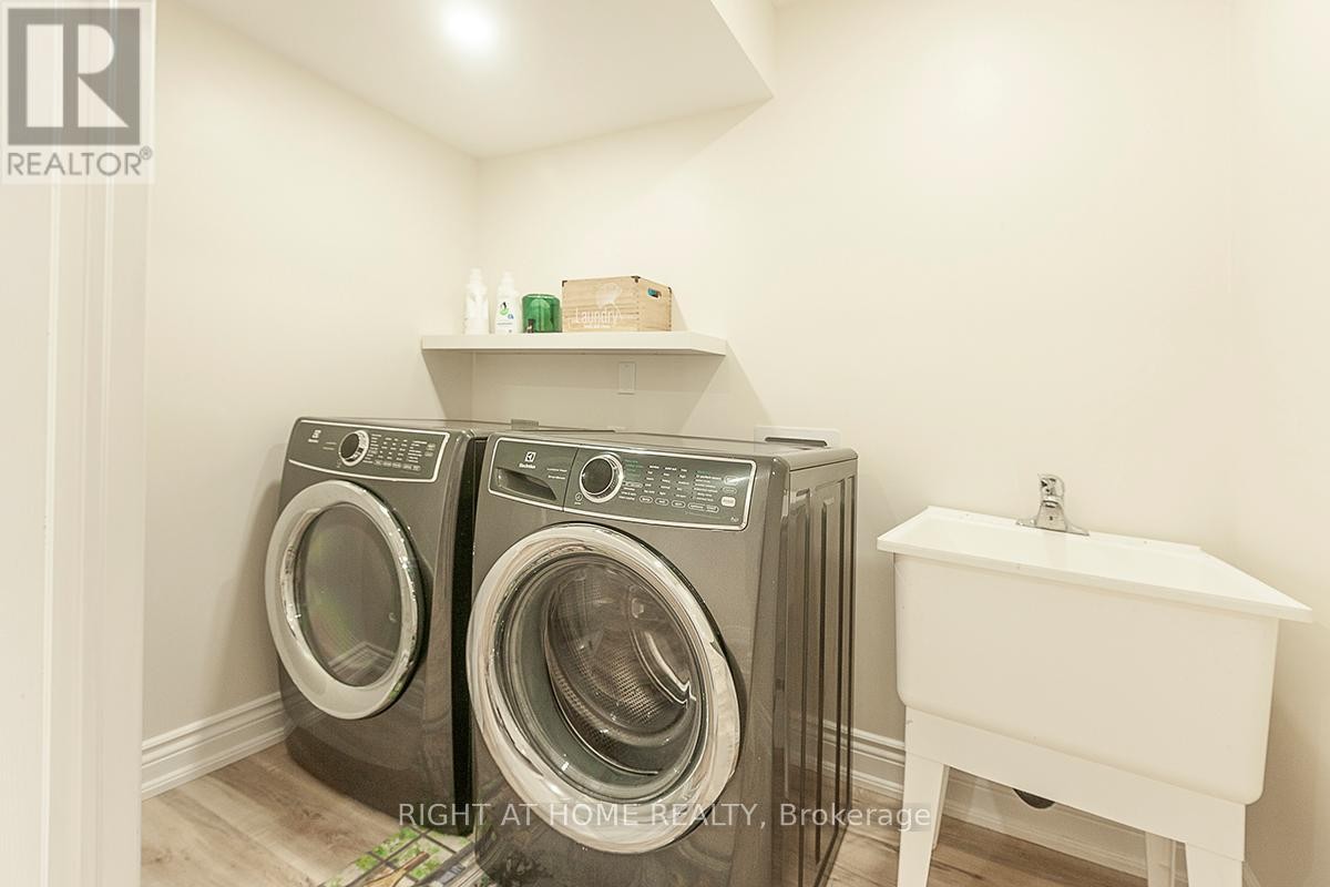 












59 - 745 FARMSTEAD DRIVE

,
Milton (WI Willmott),




Ontario
L9T8B1

