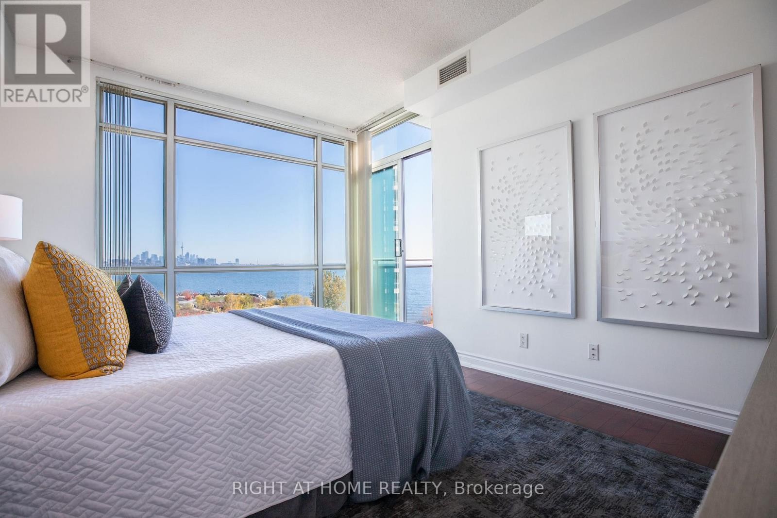 












605 - 5 MARINE PARADE DRIVE

,
Toronto (Mimico),




Ontario
M8V4B4

