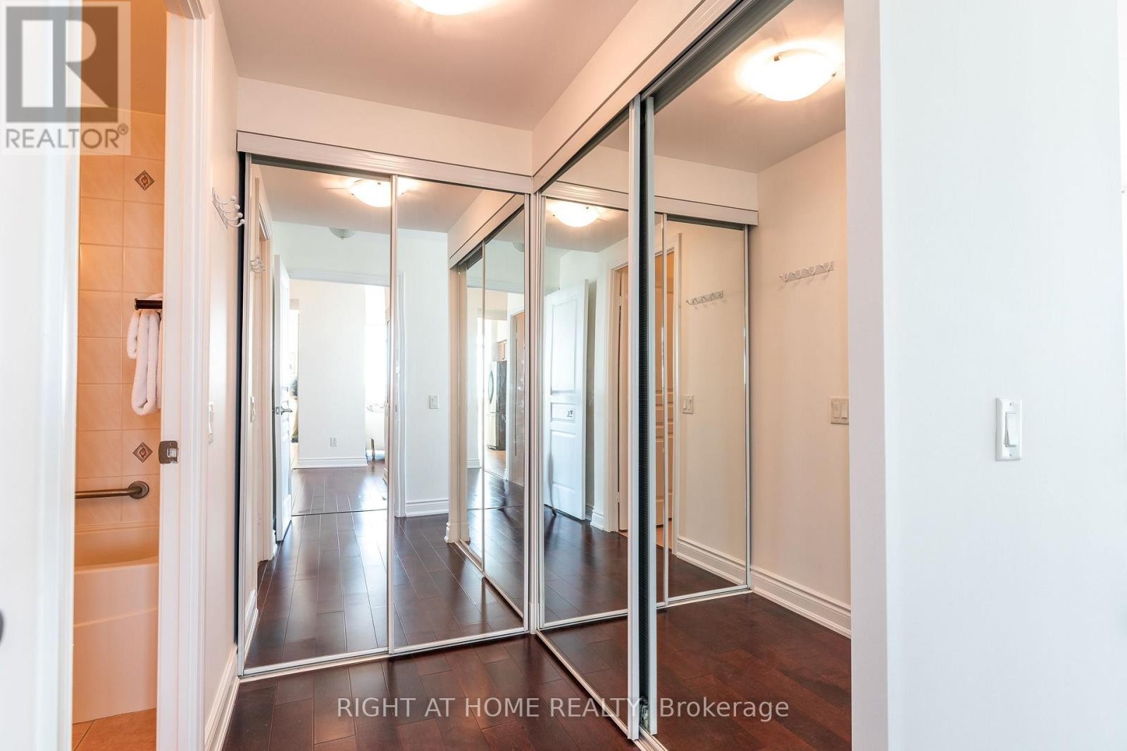 












605 - 5 MARINE PARADE DRIVE

,
Toronto (Mimico),




Ontario
M8V4B4

