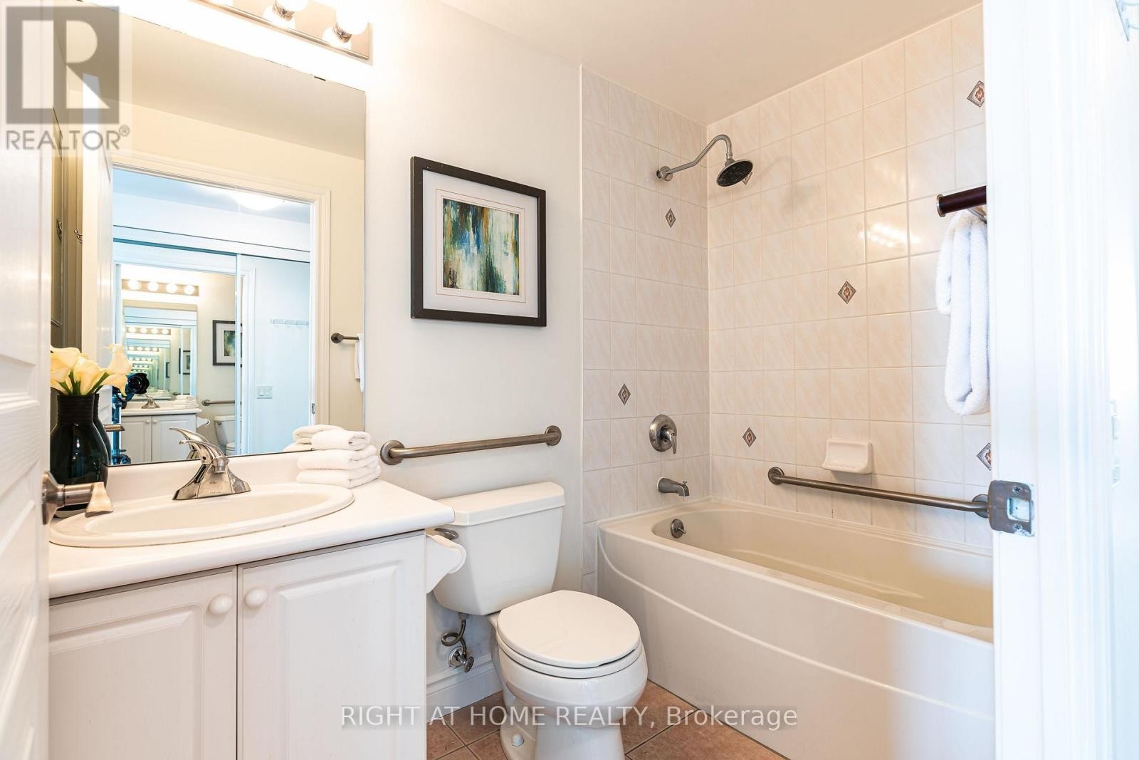 












605 - 5 MARINE PARADE DRIVE

,
Toronto (Mimico),




Ontario
M8V4B4

