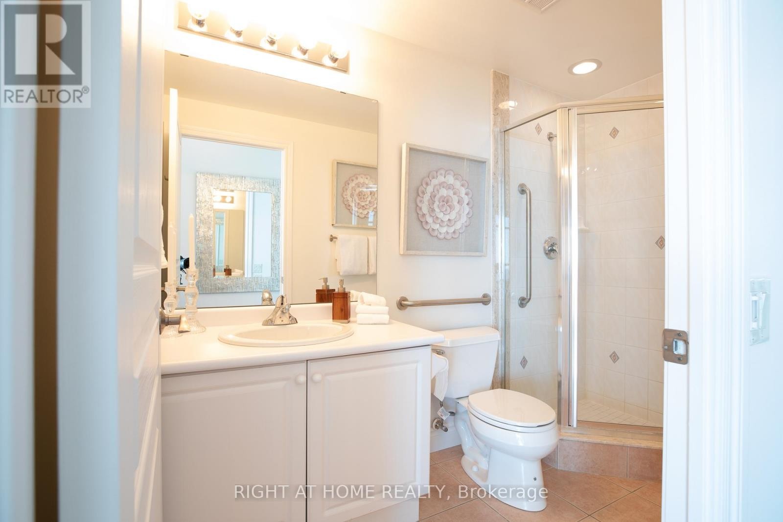 












605 - 5 MARINE PARADE DRIVE

,
Toronto (Mimico),




Ontario
M8V4B4

